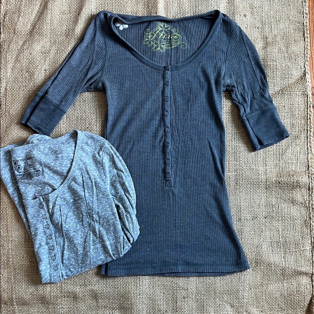 Y2k fitted crop sleeve Kirra Charcoal Ribbed Henley Top with Yellow Logo (2)
